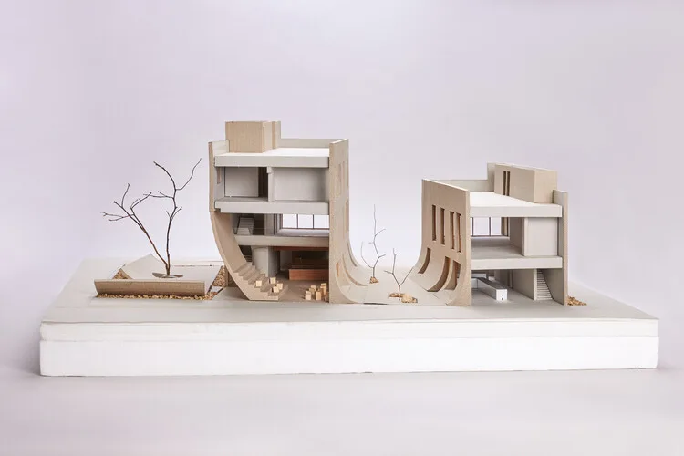 Maqueta de dos volúmenes con patios
